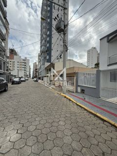 CASA À VENDA NO CORAÇÃO DA MEIA PRAIA