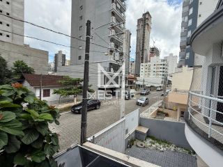 CASA À VENDA NO CORAÇÃO DA MEIA PRAIA