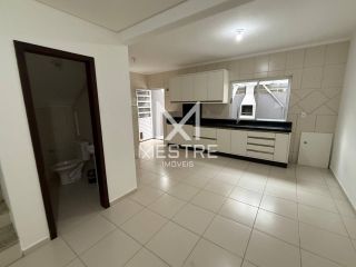 CASA À VENDA NO CORAÇÃO DA MEIA PRAIA