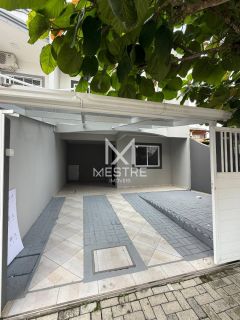 CASA À VENDA NO CORAÇÃO DA MEIA PRAIA