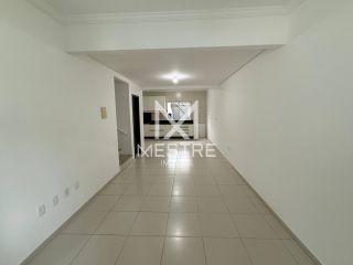 CASA À VENDA NO CORAÇÃO DA MEIA PRAIA