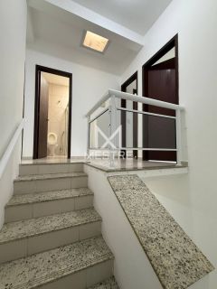 CASA À VENDA NO CORAÇÃO DA MEIA PRAIA