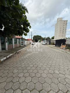CASA À VENDA NO CORAÇÃO DA MEIA PRAIA