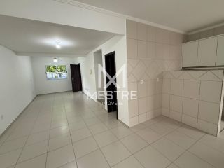 CASA À VENDA NO CORAÇÃO DA MEIA PRAIA
