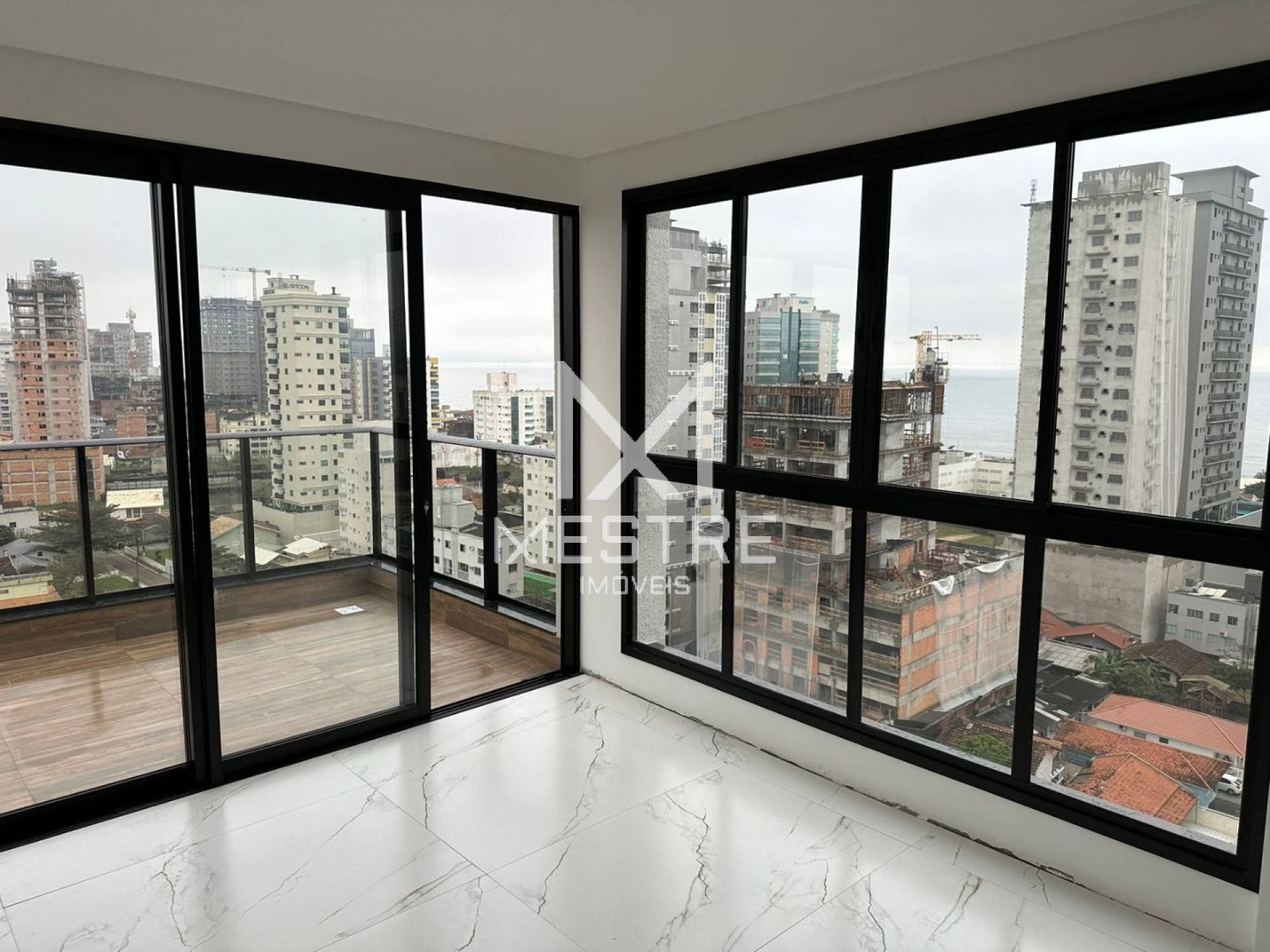 COBERTURA NOVA, 3 SUÍTES, 4 VAGAS PRÓXIMA DO MAR!