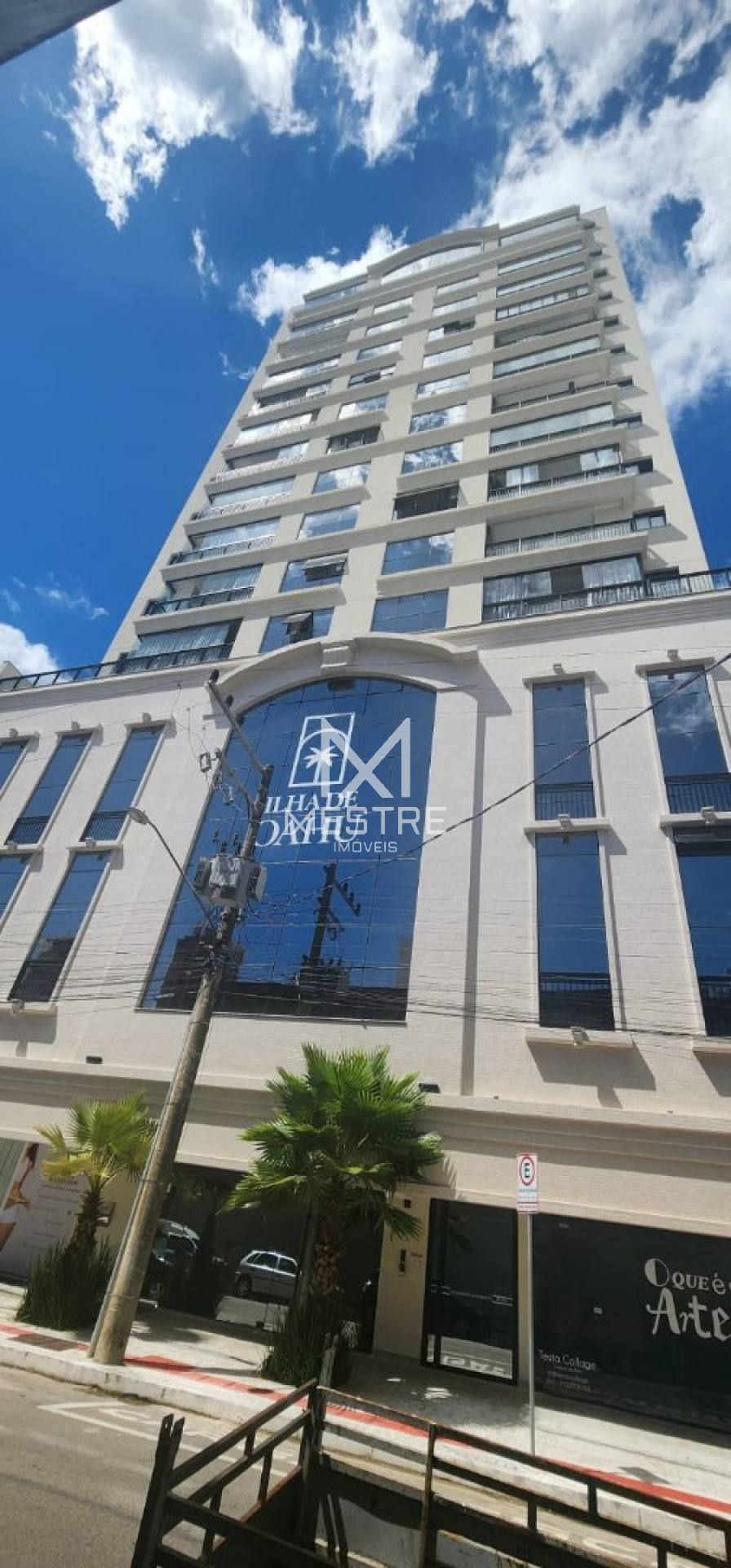 APARTAMENTO DIFERENCIADO COM 03 SUÍTES NA MEIA PRAIA