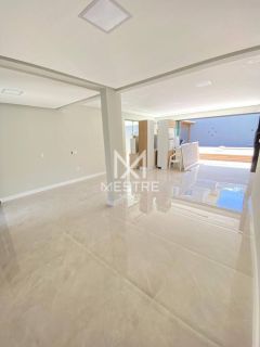 CASA COM PISCINA À VENDA EM ITAPEMA