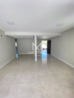 CASA COM PISCINA À VENDA EM ITAPEMA
