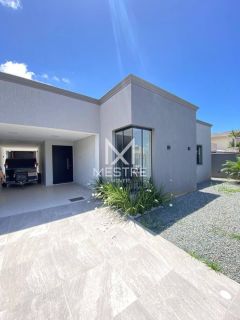 CASA COM PISCINA À VENDA EM ITAPEMA