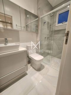 APARTAMENTO QUADRA MAR FINAMENTE MOBILIADO À VENDA NA MEIA PRAIA
