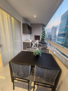 APARTAMENTO QUADRA MAR FINAMENTE MOBILIADO À VENDA NA MEIA PRAIA