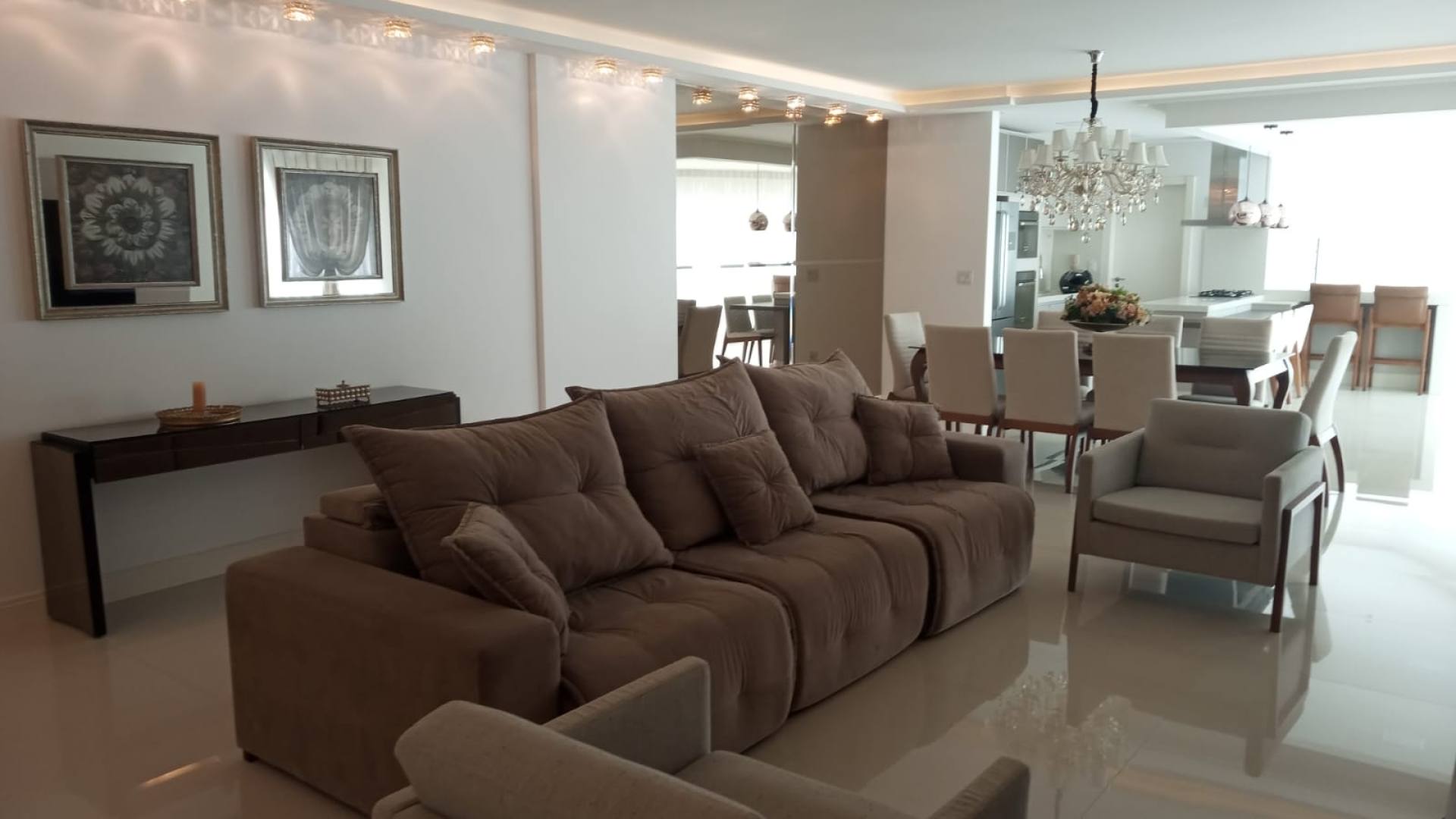 AMPLO APARTAMENTO, FINAMENTE MOBILIADO À 137M DA PRAIA EM ITAPEMA SC!