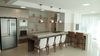 LINDO APARTAMENTO, FINAMENTE MOBILIADO À 137M DA PRAIA EM ITAPEMA SC!
