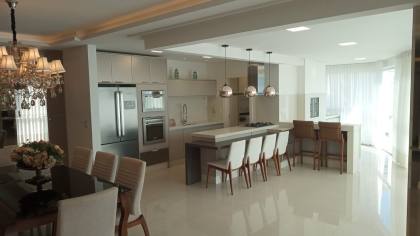 LINDO APARTAMENTO, FINAMENTE MOBILIADO À 137M DA PRAIA EM ITAPEMA SC!