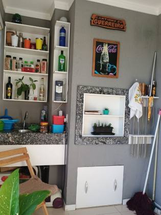 APARTAMENTO AMPLO COM SACADA E CHURRASQUEIRA PRÓXIMO DA PRAIA!