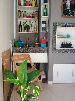 APARTAMENTO AMPLO COM SACADA E CHURRASQUEIRA PRÓXIMO DA PRAIA!
