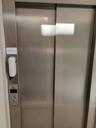 APARTAMENTO AMPLO COM SACADA E CHURRASQUEIRA PRÓXIMO DA PRAIA!