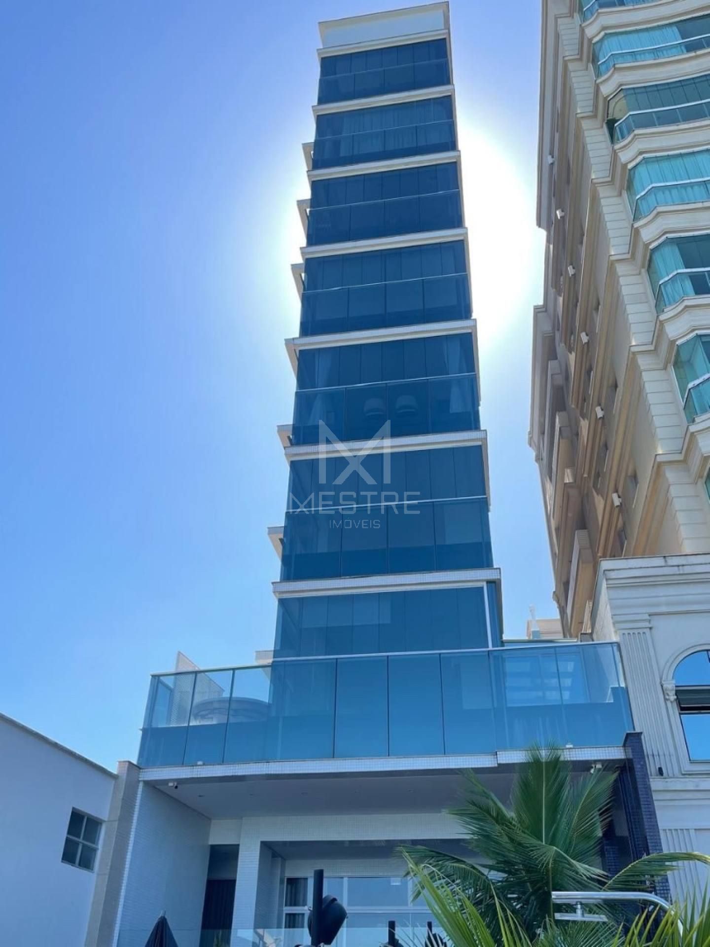 APARTAMENTO COM 03 SUÍTES PÉ NA  AREIA LOCALIZADO NO CENTROO DE ITAPEMA-SC