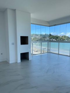APARTAMENTO COM 03 SUÍTES PÉ NA  AREIA LOCALIZADO NO CENTROO DE ITAPEMA-SC