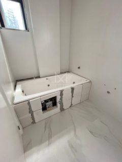 APARTAMENTO COM 03 SUÍTES PÉ NA  AREIA LOCALIZADO NO CENTROO DE ITAPEMA-SC