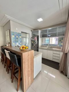 APARTAMENTO COM 03 SUÍTES NO ED. MONTEBLANC LOCALIZADO NA MEIA PRAIA