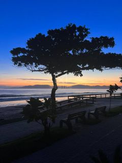 APARTAMENTO VISTA MAR COM 04 SUÍTES NO ED. OCEAN TOWER LOCALIZADO NA MEIA PRAIA