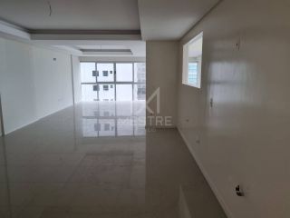 APARTAMENTO VISTA MAR COM 04 SUÍTES NO ED. OCEAN TOWER LOCALIZADO NA MEIA PRAIA