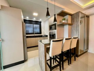APARTAMENTO 03 SUÍTES MOBILIADO NO ED. CORAL GABLES LOCALIZADO NA MEIA PRAIA