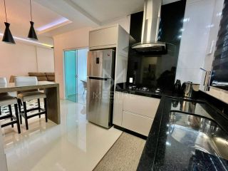 APARTAMENTO 03 SUÍTES MOBILIADO NO ED. CORAL GABLES LOCALIZADO NA MEIA PRAIA