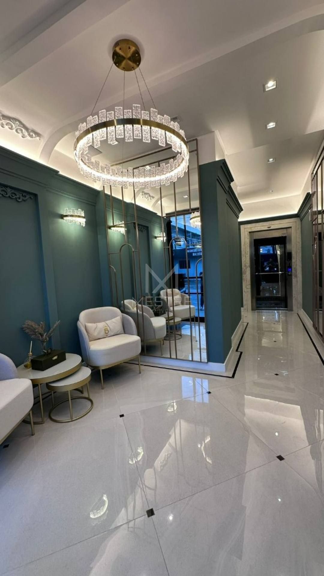 APARTAMENTO COM 03 SUÍTES EM PRÉDIO NOVO NA MEIA PRAIA