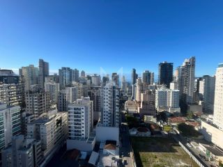 APARTAMENTO COM 03 SUÍTES EM PRÉDIO NOVO NA MEIA PRAIA