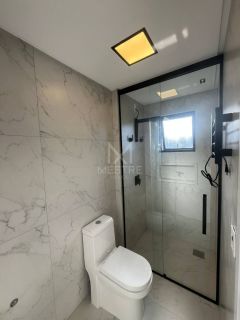 APARTAMENTO COM 03 SUÍTES EM PRÉDIO NOVO NA MEIA PRAIA