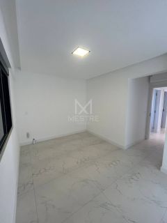 APARTAMENTO COM 03 SUÍTES EM PRÉDIO NOVO NA MEIA PRAIA