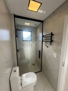 APARTAMENTO COM 03 SUÍTES EM PRÉDIO NOVO NA MEIA PRAIA