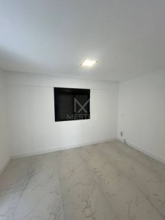 APARTAMENTO COM 03 SUÍTES EM PRÉDIO NOVO NA MEIA PRAIA