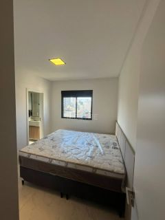 APARTAMENTO COM 03 SUÍTES EM PRÉDIO NOVO NA MEIA PRAIA