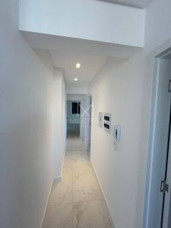 APARTAMENTO COM 03 SUÍTES EM PRÉDIO NOVO NA MEIA PRAIA