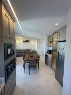 APARTAMENTO COM 03 SUÍTES EM PRÉDIO NOVO NA MEIA PRAIA