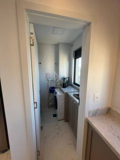 APARTAMENTO COM 03 SUÍTES EM PRÉDIO NOVO NA MEIA PRAIA