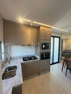 APARTAMENTO COM 03 SUÍTES EM PRÉDIO NOVO NA MEIA PRAIA