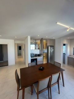 APARTAMENTO COM 03 SUÍTES EM PRÉDIO NOVO NA MEIA PRAIA