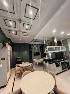 APARTAMENTO COM 03 SUÍTES EM PRÉDIO NOVO NA MEIA PRAIA
