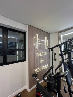 APARTAMENTO COM 03 SUÍTES EM PRÉDIO NOVO NA MEIA PRAIA