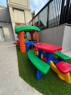 APARTAMENTO COM 03 SUÍTES EM PRÉDIO NOVO NA MEIA PRAIA
