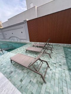 APARTAMENTO COM 03 SUÍTES EM PRÉDIO NOVO NA MEIA PRAIA