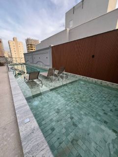 APARTAMENTO COM 03 SUÍTES EM PRÉDIO NOVO NA MEIA PRAIA