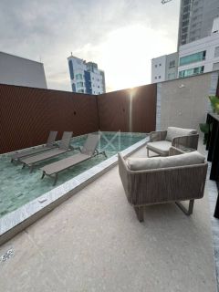 APARTAMENTO COM 03 SUÍTES EM PRÉDIO NOVO NA MEIA PRAIA