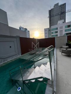 APARTAMENTO COM 03 SUÍTES EM PRÉDIO NOVO NA MEIA PRAIA