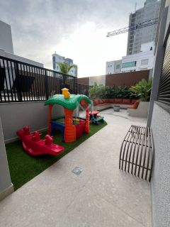 APARTAMENTO COM 03 SUÍTES EM PRÉDIO NOVO NA MEIA PRAIA