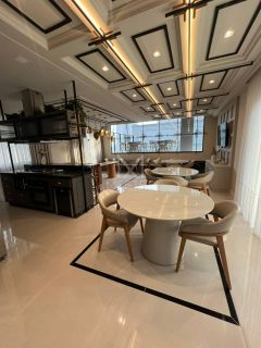 APARTAMENTO COM 03 SUÍTES EM PRÉDIO NOVO NA MEIA PRAIA